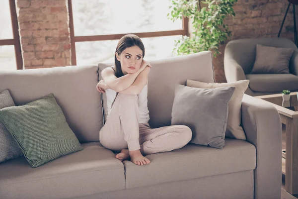 Полная длина фото расстроенной расстроенной несчастной девушки сидеть комфортно уютный диван взгляд думаю, будущее коронавируса covid-19 карантина в квартире гостиной в помещении — стоковое фото