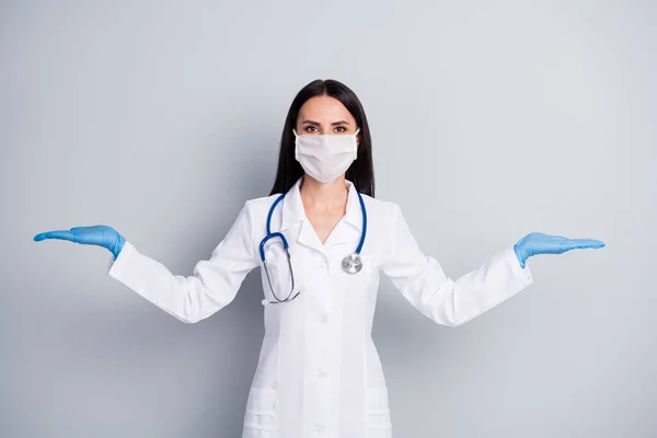 Retrato de ella ella ella agradable atractivo contenido calificado chica especialista doc celebración en las palmas de las manos medicamentos copia espacio solución terapia aislado sobre gris pastel color fondo — Foto de Stock