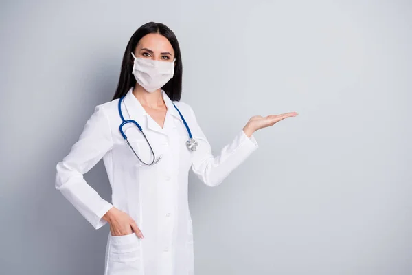 Retrato de ella ella agradable contenido atractivo calificado chica especialista doctor cabeza terapeuta celebración en la palma nuevas medicinas novedad cura aislado sobre gris pastel color fondo — Foto de Stock