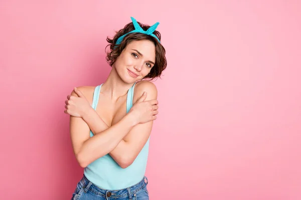 Porträt von ihr sie schön attraktiv schön hübsch charmant fröhlich verträumt süß sanft zarte Mädchen umarmt sich isoliert über rosa Pastellfarbe Hintergrund — Stockfoto