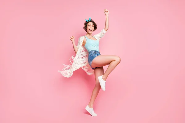 Longitud completa cuerpo tamaño vista de ella ella agradable atractivo bonito alegre alegre alegre alegre alegre chica positiva bailando divertirse regocijo aire viento soplando aislado sobre rosa pastel color fondo — Foto de Stock