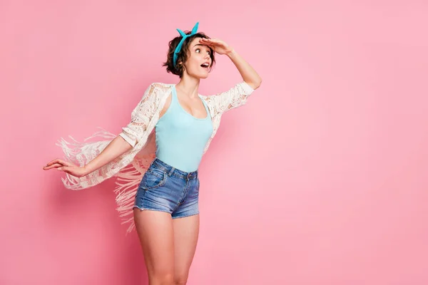 Retrato dela ela agradável atraente encantador encantador menina alegre muito sonhador olhando para longe esperando vento de ar milagre soprando isolado sobre cor pastel rosa fundo — Fotografia de Stock