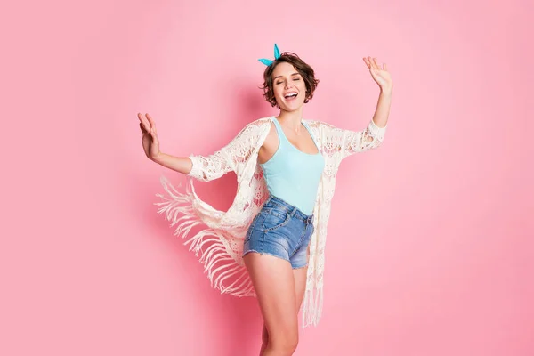 Foto de bela senhora atraente regozijo dia ensolarado estudantes praia piscina festa dança estrela animado desgaste headband praia laço capa singlet shorts isolado pastel cor-de-rosa fundo — Fotografia de Stock