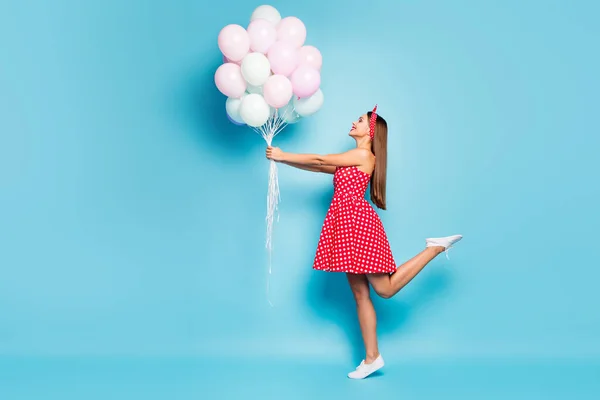 Longitud completa tamaño del cuerpo perfil vista lateral de agradable chica atractiva alegre alegre de pelo recto chica sosteniendo bolas de aire que se divierten posando aislado sobre brillante brillo vivo vibrante color azul fondo — Foto de Stock