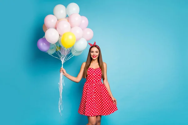 Retrato dela ela agradável-olhando atraente linda muito bonito menina de cabelos lisos segurando bolas de ar entrega dia festivo isolado no brilho vívido brilhante cor azul vibrante fundo — Fotografia de Stock