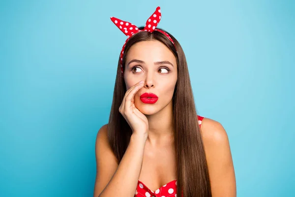 Retrato de cerca de atractivo atractivo encantador adorable bonito encantador misterioso de pelo recto chica susurrando consejos aislados sobre brillante brillo vivo vibrante color azul fondo —  Fotos de Stock