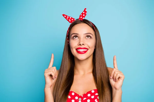 Retrato de cerca de atractivo atractivo encantador glamoroso alegre alegre alegre de pelo recto chica señalando dos precursores hasta anuncio anuncio aislado sobre brillante brillo vivo vibrante fondo de color azul —  Fotos de Stock