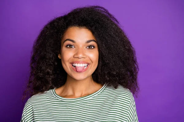 Закрыть фото фанки смешно сумасшедший афро-американская девочка подросток есть выходные шутка показать свой язык из носить повседневный стиль одежды изолированы на фиолетовый цвет фона — стоковое фото