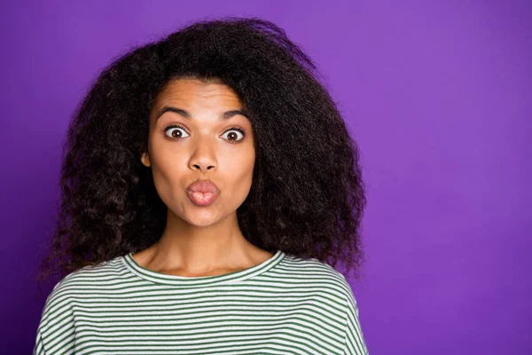 Зблизька - фотографія божевільної дівчинки-афроамериканки, яка добре відпочиває, відсилаючи повітряні поцілунки в стильний одяг, ізольований на фіолетовому тлі. — стокове фото