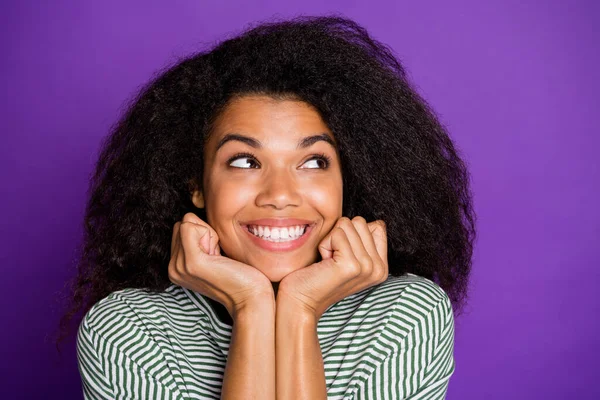 Közelkép kép szép édes afro amerikai lány néz copyspace élvezze képzelet inspiráció viselni modern ifjúsági ruhát elszigetelt felett lila színű háttér — Stock Fotó