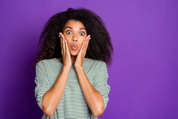 Close up foto de funky confuso afro-americano menina ouvir informações horríveis impressionado se sentir frustrado ansioso pânico desgaste casual estilo roupas isoladas sobre cor violeta fundo — Fotografia de Stock