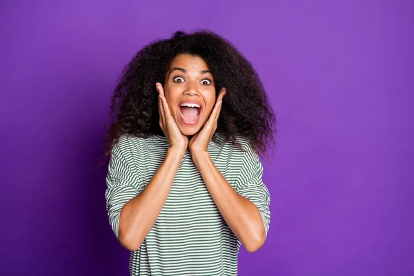Okazje Omg. Close up zdjęcie z imponującym afro amerykańskiej dziewczyny usłyszeć wspaniałe nowości krzyk wow niewiarygodne nosić casual styl strój izolowany ponad fioletowy kolor tła — Zdjęcie stockowe