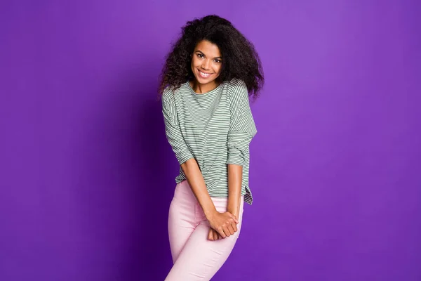 Portré pozitív szép afro amerikai lány hétvégi nyaralás úgy érzi, őszinte viselni alkalmi stílus ruhát elszigetelt felett lila színű háttér — Stock Fotó