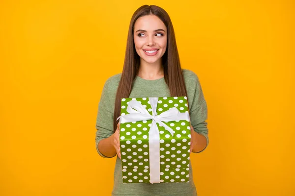 Retrato encantador alegre lindo dulce encantadora chica mantenga grande paquete de puntos caja que se prepara para su marido 14-febrero 8-marzo celebración desgaste jersey aislado brillo color fondo —  Fotos de Stock