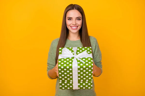 Retrato de contenido encantador bastante dulce linda chica celebrar gran regalo punteado que recibe en 14-febrero 8-marzo aniversario celebración llevar buen aspecto suéter aislado sobre fondo de color brillante —  Fotos de Stock