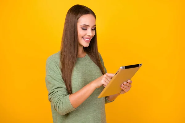 Porträtt av positiva glada flicka e-läsare använda tablett sökning sociala medier nyheter bära bra utseende jumper isolerad över glans färg bakgrund — Stockfoto