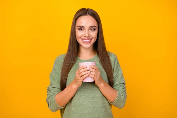 Porträtt av innehåll lugn fridfull flicka hålla latte kopp njuta höst helg semester fritid slitage tröja isolerad över levande färg bakgrund — Stockfoto