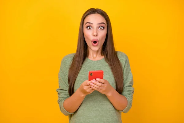 Portret van verbaasd meisje gebruik smartphone onder de indruk sociale netwerk communicatie chatten vriend antwoord schreeuw wow omg slijtage trui geïsoleerd over glans kleur achtergrond — Stockfoto