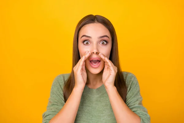 Atenção anúncios maravilhosos. Espantado bonito doce menina segurar mão lábios compartilhar incríveis vendas desconto notícias grito gritar desgaste elegante moda pulôver isolado brilho cor fundo — Fotografia de Stock