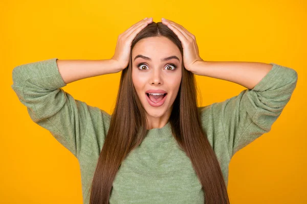 Retrato surpreendido enérgico positivo menina desfrutar regozijar-se ouvir maravilhoso loteria ganhar notícias impressionado toque mãos cabeça grito desgaste bom olhar suéter isolado brilhante brilho cor fundo — Fotografia de Stock