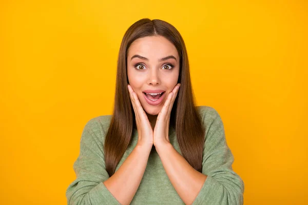 Retrato de chica alegre positiva asombrada mirada buena publicidad increíble promoción ganga disfrutar regocijo toque manos mejillas usar estilo juvenil puente aislado sobre brillo color fondo — Foto de Stock