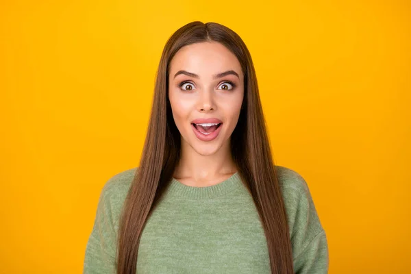 Retrato de surpreendido louco animado menina olhar bom preto anúncios sexta-feira impressionado grito desgaste moderno pulôver isolado sobre vibrante cor de fundo — Fotografia de Stock