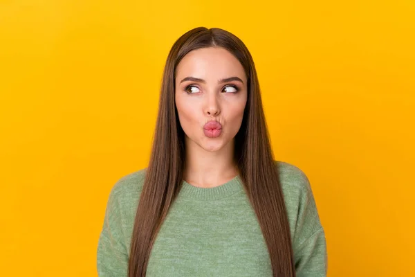 Retrato de linda senhora quer atrair cara bonito em 14-fevereiro feriado olhar copyspace enviar ar beijo desgaste jumper isolado sobre fundo de cor brilhante — Fotografia de Stock