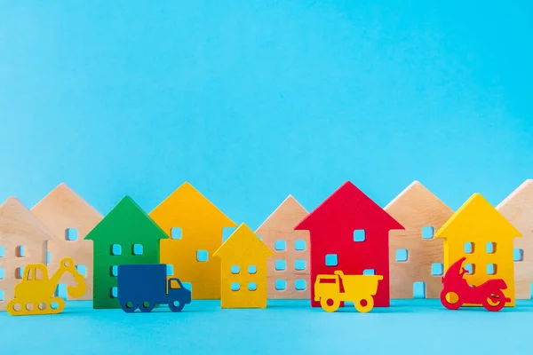 Art design obraz ładnych drewnianych figur nowe osiedle domek rozwoju dużych pojazdów miejskich jazdy odizolowanych na jasny żywy połysk żywy niebieski kolor tła — Zdjęcie stockowe