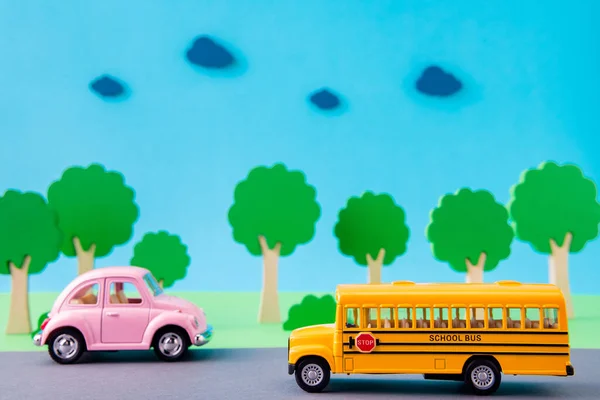 Desenho de arte imagem de agradável retro carro do vintage ônibus escolar em movimento na estrada transportando pessoas isoladas sobre brilhante brilho vívido cor azul vibrante fundo — Fotografia de Stock