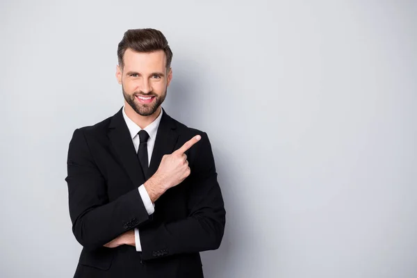 Porträtt av smart självsäker man entreprenör företag ägare peka pekfinger föreslå vissa promo annonser annonsera annonser slitage formalwear outfit isolerad över grå färg bakgrund — Stockfoto