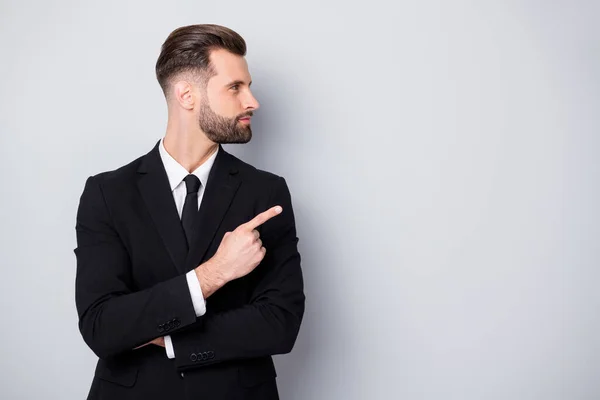 Profil sida foto av smart säker man företag ägare peka pekfinger copyspace direkt sätt annonser marknadsföring bära svart formalwear kläder isolerad över grå färg bakgrund — Stockfoto