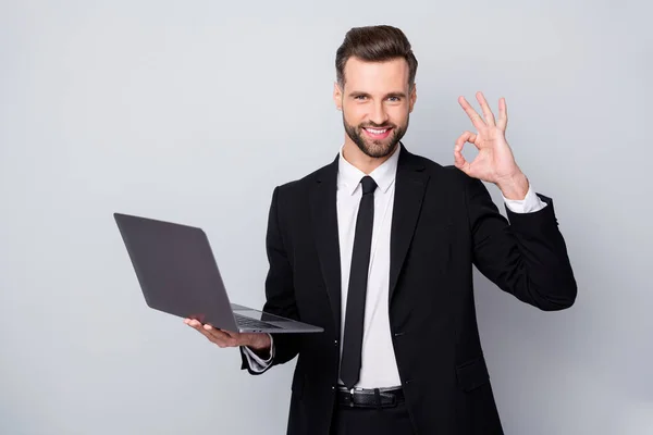 Retrato de empresario inteligente confiado hombre mantenga el proyecto de trabajo de la computadora apruebe mostrar ropa formal de desgaste de signo aceptable aislado sobre fondo de color gris — Foto de Stock