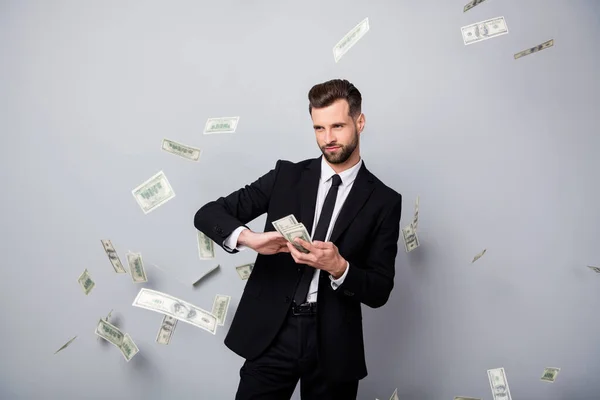 Retrato de lujo fresco rico rico hombre gerente empresa propietario tirar basura pila dinero dólares depósito caída mosca aire desgaste negro chaqueta pantalones pantalones aislados sobre fondo de color gris —  Fotos de Stock