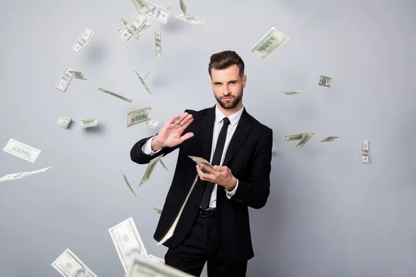 Retrato de legal impressionante rico rico empresário empresário empresário desperdício dinheiro dólares depósito voando queda ar sobre cor cinza fundo vestido preto jaqueta calças blazer isolado — Fotografia de Stock