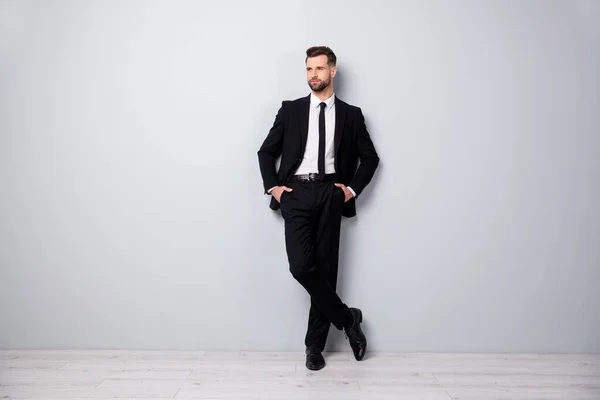 Foto de tamaño completo de hombre encantador seguro de sí mismo jefe se siente como si él rico propietario de la compañía puso manos bolsillo desgaste traje elegante aislado sobre fondo de color gris — Foto de Stock