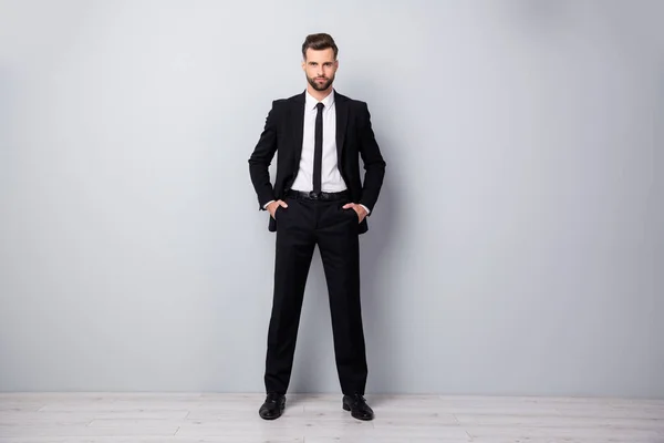 Teljes hosszúságú fotó jóképű üzletember igazi szakértő tegye a kezét zsebek viselnek jól kinéző ruhát elszigetelt szürke színű háttér — Stock Fotó