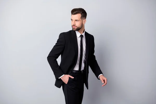 Profil boční fotografie atraktivní muž pracovník dal svou kapsu jít podívat copyspace oblečení elegantní formální kalhoty izolované přes šedou barvu pozadí — Stock fotografie