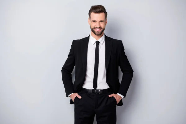 Portret pozytywnego mądrego start-upa ekspert człowiek czuć zadowolenie emocje gotowy zdecydować decyzje umieścić kieszenie na ręce nosić formalwear ubrania odizolowane na szarym tle koloru — Zdjęcie stockowe