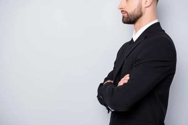 Foto del lado del perfil recortado de un hombre de cuello exitoso dueño de una gran empresa real manos cruzadas listo decidir decisiones usar ropa elegante aislado sobre fondo de color gris — Foto de Stock