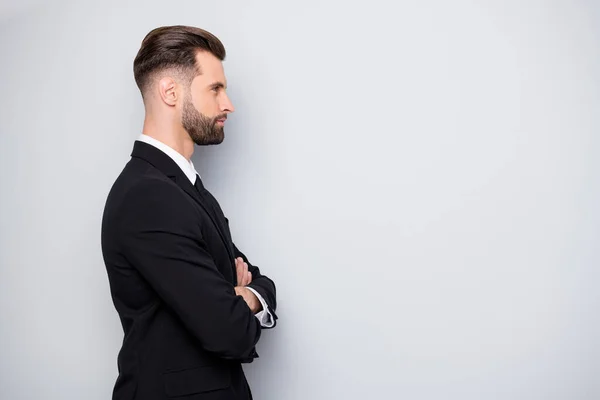 Profilseite Foto von seriösen männlichen Unternehmer Mann Kreuz Hände hören seinen Kragenbericht tragen Formalwear Kleidung isoliert über graue Farbe Hintergrund — Stockfoto