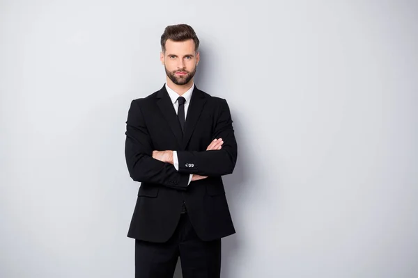 Retrato de hombre gerente ejecutivo estricto masculino manos cruzadas listo resolver grandes problemas de la empresa usar ropa de buen aspecto aislado sobre fondo de color gris — Foto de Stock