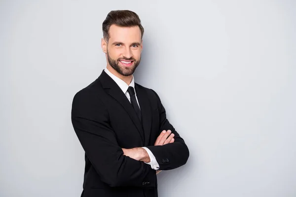 Turned foto de la compañía encantadora positiva propietario hombre listo mostrar su historia de éxito manos cruzadas usar ropa elegante de buen aspecto aislado sobre fondo de color gris — Foto de Stock