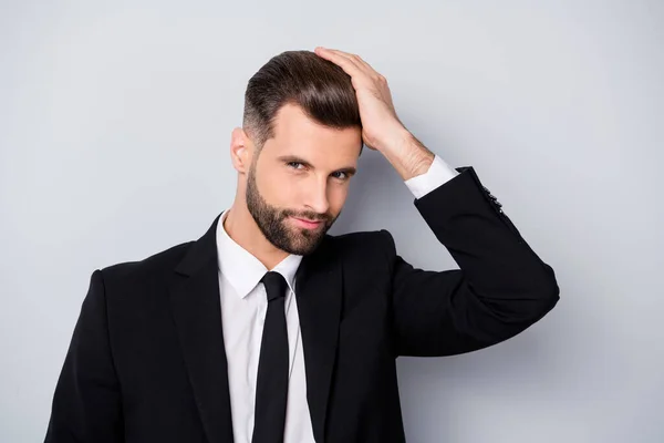 Close up foto di cuning ricco milionario società proprietario uomo vuole attirare le donne godere di anti pelo gel toccare i capelli sguardo specchio usura giacca nera blazer isolato colore grigio sfondo — Foto Stock