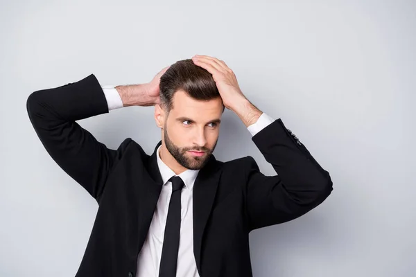 Portrait de l'entrepreneur propriétaire de l'entreprise étonnante toucher les cheveux d'hygiène profiter effet shampooing anti squames il prépare réunion d'affaires porter veste blazer noir isolé fond de couleur grise — Photo