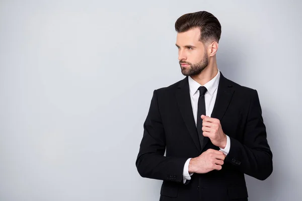 Profilul fotografiei laterale a lucrătorului carismatic serios om regla butonii arata copyspace pregăti pentru întâlnire de afaceri purta haine clasice izolate pe fundal de culoare gri — Fotografie, imagine de stoc