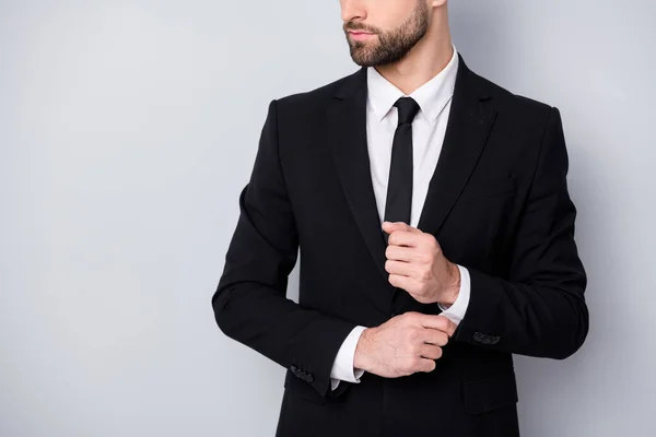 Foto lateral del perfil recortado de imponente hombre trabajador encantador start-up líder ajustar botón mangas aspecto copyspace preparar asociación reunión desgaste elegante traje aislado color gris fondo — Foto de Stock