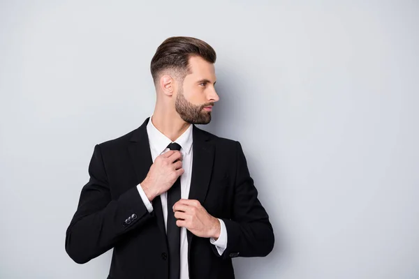 Profilo foto laterale di grave bel colletto uomo regolare la cravatta pronto per incontri con donna look copyspace usura formale abbigliamento isolato su sfondo di colore grigio — Foto Stock