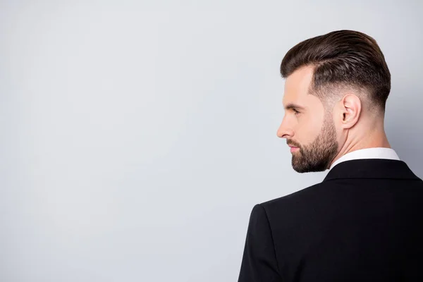 Rücken Rücken Rücken Profil Seite Foto von stilvollen Arbeiter Mann aussehen Kopierraum hören seinen Kragen tragen schwarzen edlen Anzug isoliert über graue Farbe Hintergrund — Stockfoto