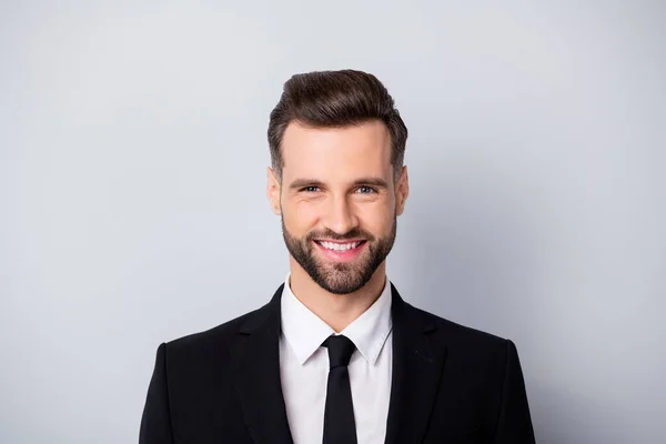 Retrato de hombre trabajador de puesta en marcha independiente disfrutar de su sonrisa de trabajo mirar fijamente listo obtener beneficios desgaste formalwear camisa blanca aislada sobre fondo de color gris — Foto de Stock