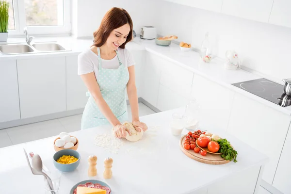 Foto de bela dona de casa no início da manhã fim de semana preparar biscoitos para o jantar de família formando massa em mãos de mesa tempo de quarentena cozinha moderna em casa roupas casuais — Fotografia de Stock